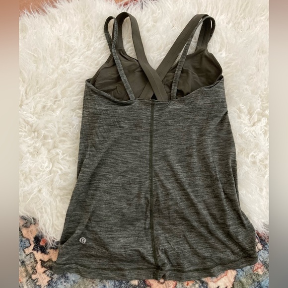 Lululemon Grey Tank Top with camouflage built in bra Sz 6 - Picture 2 of 4